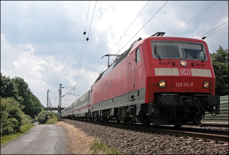 120 111 hat den InterCity 435, von Luxembourg nach Norddeich-Mole, am Haken und bringt in bei Haltern am See ans Ziel. (15.06.2008)

