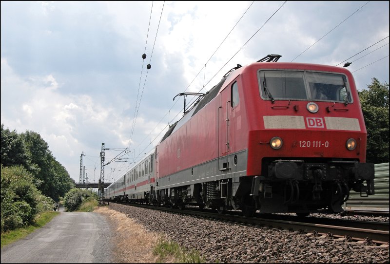 120 111 hat den InterCity 435, von Luxembourg nach Norddeich-Mole, am Haken und bringt in bei Haltern am See ans Ziel. (15.06.2008)
