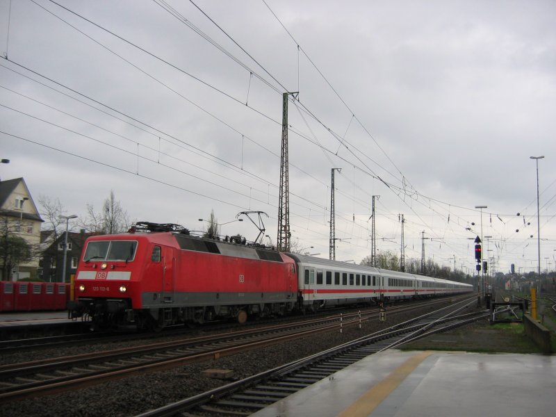 120 112-8 mit dem IC 2029 bei der Einfahrt in Solingen am 13.04.2008