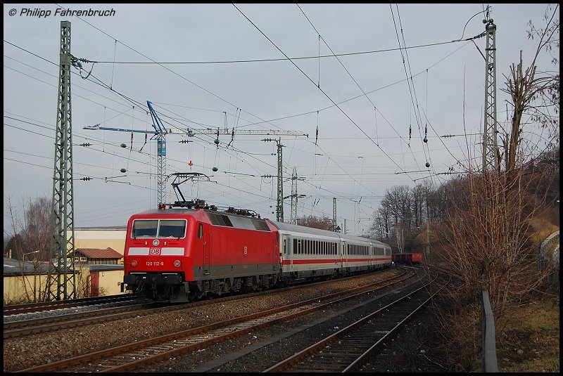 120 112-8 schiebt am Morgen des 26.01.08 ihre Kp-Reserve als IC 2065 von Karlsruhe Hbf nach Nrnberg Hbf verkehrend durch den Aalener Stadtteil Wasseralfingen.