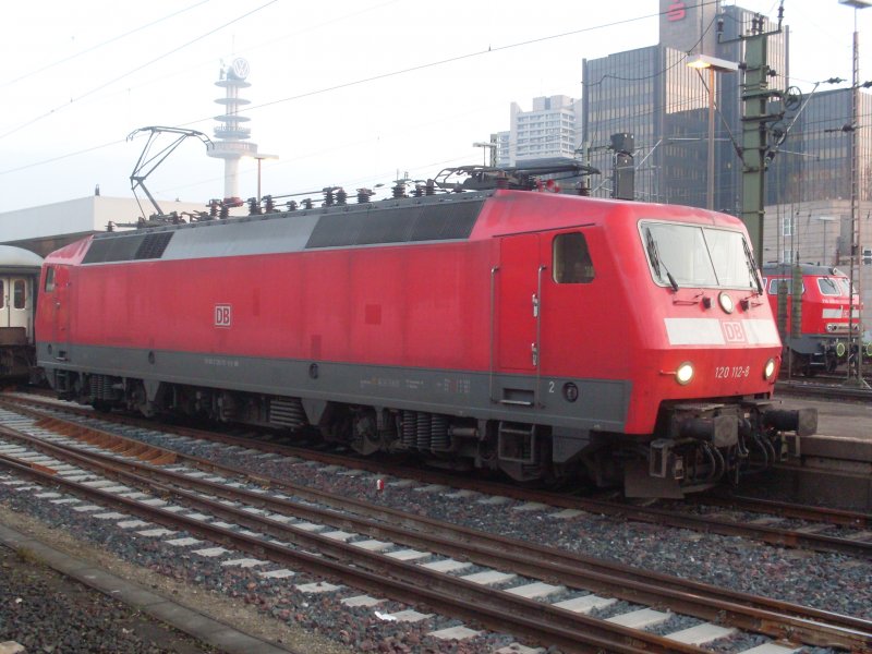 120-112-8 wird in krze den Nachtzug nach Berlin von Hannover bernehmen. 