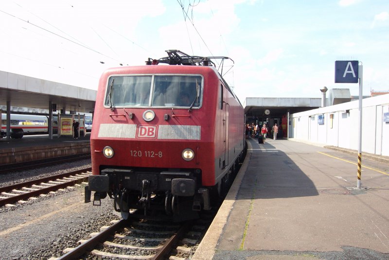 120 112 mit ihrem IC auf dem Weg von Bad Bentheim nach Berlin hier in Hannover HBF.