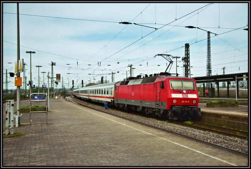 120 112 schiebt einen InterCity Richtung Hannover. Aufgenommen in Hamm (Westf).