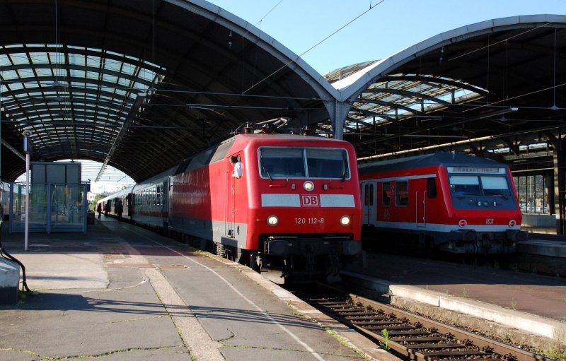 120 112 steht am Morgen des 13.06.09 in Halle(S) und wartet auf die Abfahrt mit ihrem IC 2351 nach Stralsund.