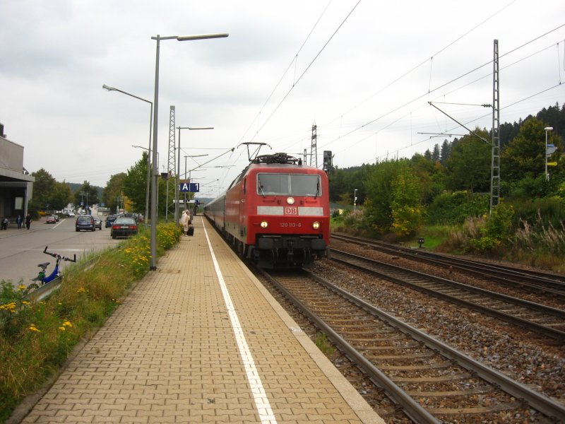 120 113-6 fhrt mit dem IC 2006 (Konstanz-Dortmunde) in St.Georgen/Schwarzwald am 15.9.07 ein