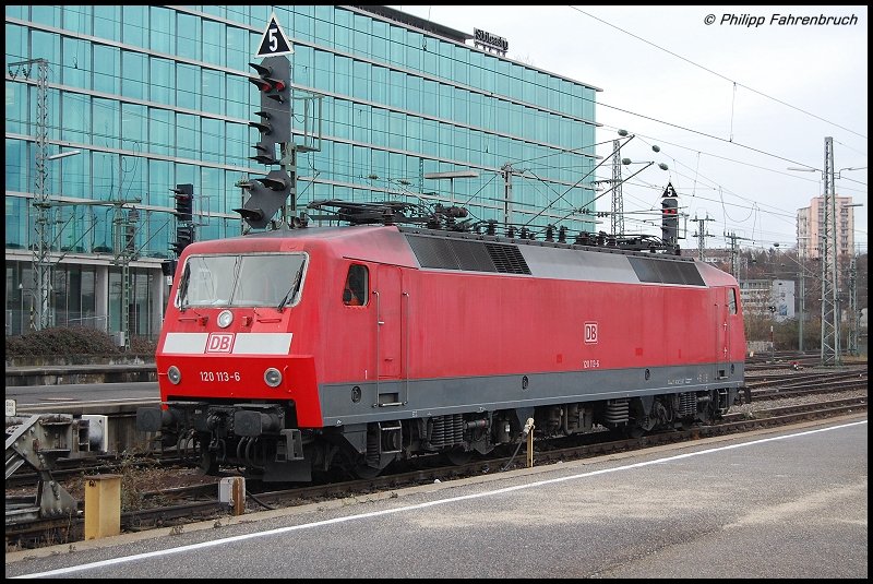 120 113-6 stand am 30.11.07 abgestellt in Stuttgart Hbf. Sie �bernahm sp�ter am Abend IC 2362 nach Karlsruhe Hbf.