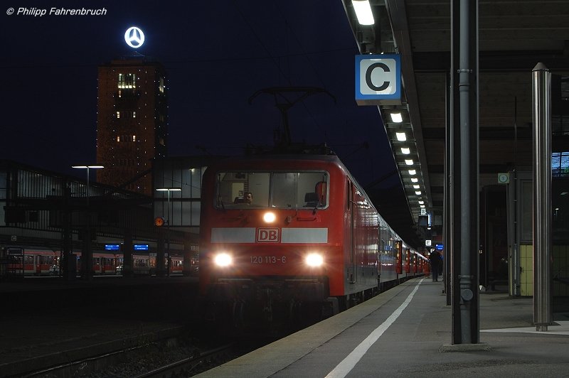 120 113-6 steht am 30.11.07 mit IC 2362 nach Karlsruhe Hbf im Stuttgarter Hbf, fast die komplette Garnitur bestand aus Ex-IR-Wagen, am Zugschluss war noch 101 047-9  Feuerwehr-Express  angekoppelt.