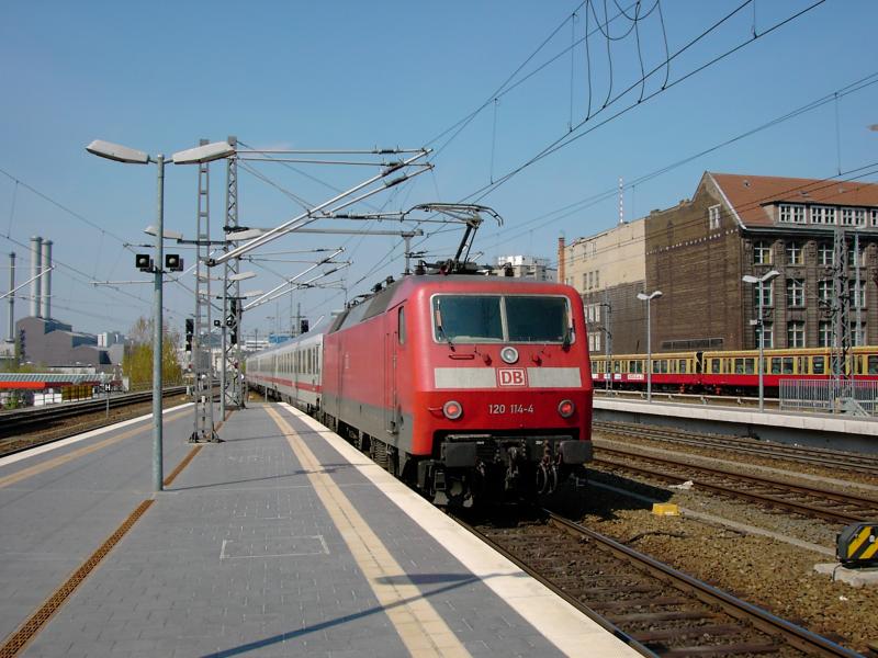 120 114-4 dr�ckt ihren IC aus Berlin Ostbahnhof richtung Zoologischer Garten. Aufgenommen am 19.4.2005.