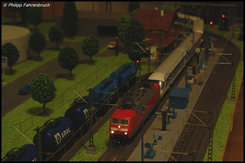 120 114-4 (Mrklin Art.-Nr. 37536) zieht am 14.11.07 den verkehrtherum gereihten IR 2557 nach Nrnebrg Hbf auf meiner Modellbahnanlage, aufgenommen bei der Einfahrt in den Bahnhof Freiberg (Wrtt.)...(existiert nur auf meiner MoBa ;-)...).