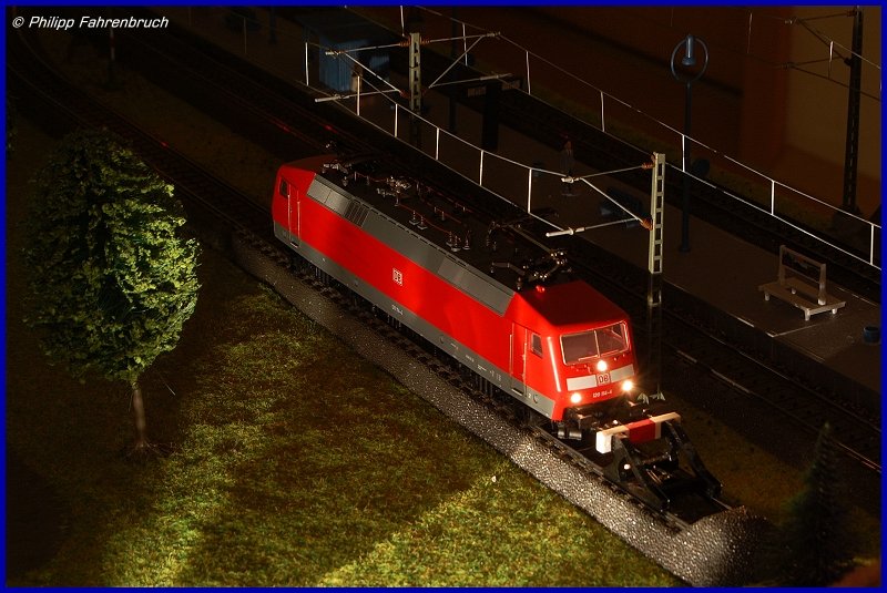 120 114-4 (Mrklin, Art.-Nr. 37536) steht in der Nacht des 24.11.07 im Spotlight auf meiner MoBa.