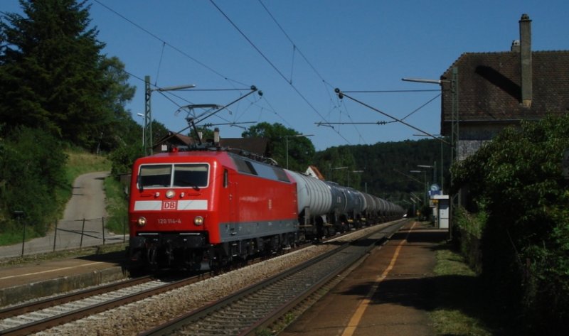 120 114 mit ler aus Mnchen passiert gerade den Haltepunkt  Urspring , die Bauarbeiten fr die Bahnsteige werden bald beginnen, wenn sie noch nicht laufen...
Die Lok, die den Zug Richtung Rotterdam bringt, hat kurz bevor das Bild entstand einen Neulack bekommen (Juli 2007)