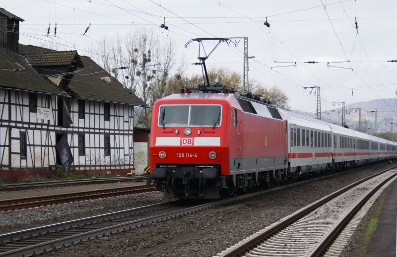 120 114 mit Unbekannten Intercity nach Hamburg Altona in Kreiensen (18.4.2008)
