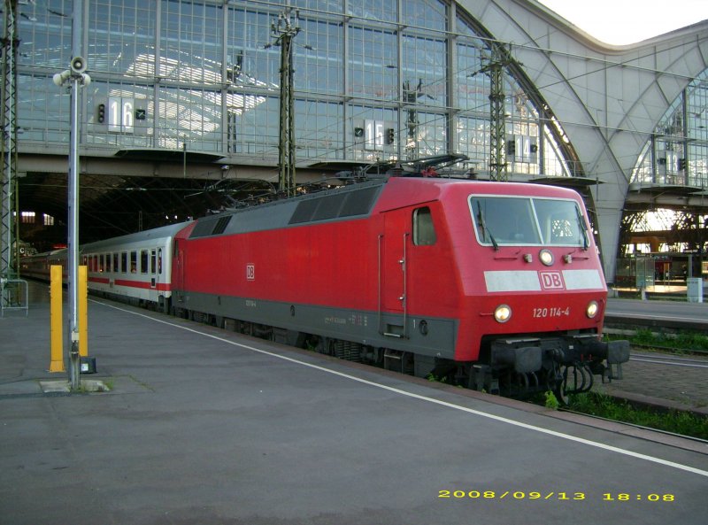 120 114 steht am 13.09.08 mit einem IC vor der Bahnhofshalle des Hbf Leipzig.