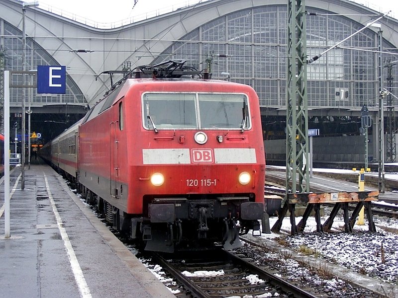 120 115-1 vor IC 79668 nach Frankfurt (Main) S�d am 20.2.2009 in Leipzig Hbf. Danke an den netten Lokf�hrer, der mit der Abfahrt extra gewartet hat, bis ich fertig mit fotografieren war!