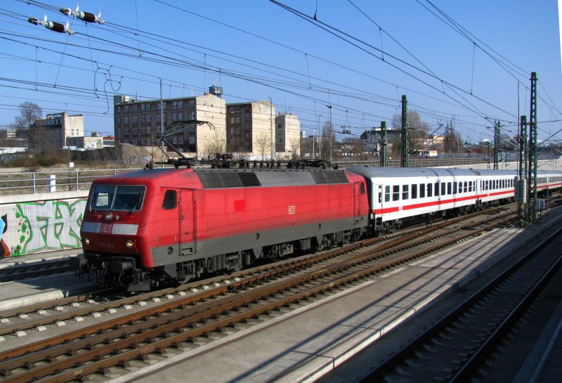 120 115 mit einem IC bei der Ausfahrt aus Berlin Hbf (tief). In den Zug war auch ein in Sitzwagen von DB Nachzug eingereiht. Am Zugschluss hielt 120 157 Schiebedienst. 1.April 2009