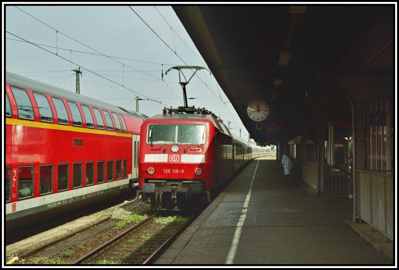 120 116 rollt am Zugschuluss eines von der 120 109 gefhrten InterCity Richtung Hannover. Auf dem Seitengleis wartet der RE6  Westfalen-Express  auf die Abfahrt nach Dsseldorf. (13.04.2007)
