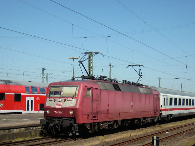 120 117-7 in altem Gewand beim Fahrgastwechsel im Hammer Hbf.
