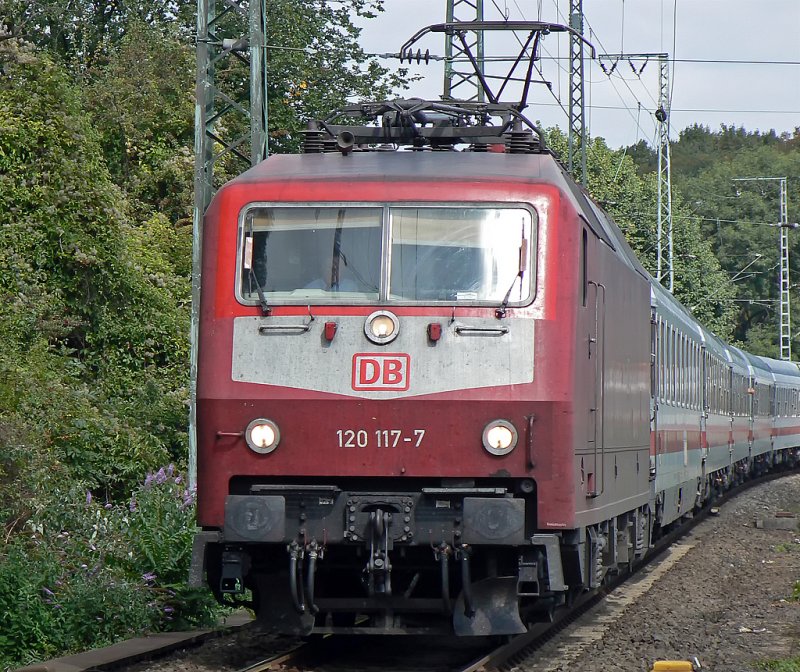120 117-7 durchfhrt Kln West mit einem IC , am 11.09.09