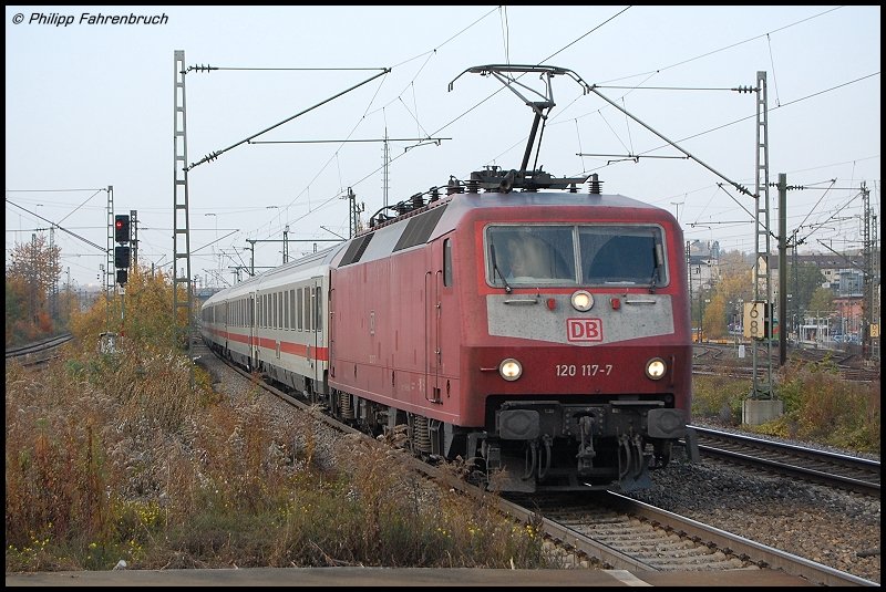 120 117-7 mit IC 2013 von Leipzig Hbf nach Oberstorf am 29.10.07 in Stuttgart-Untert�rkheim aufgenommen.
