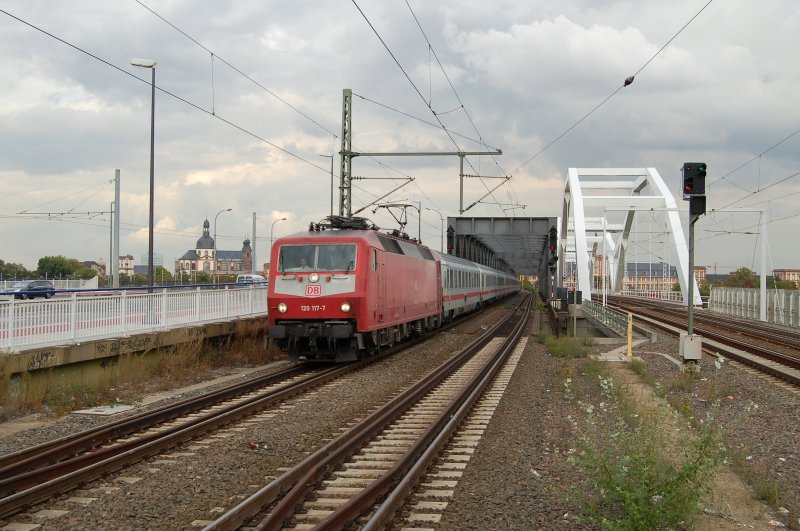 120 117-7 mit IC fhrt in Ludwigshafen Mitte Richtung Ludwigshafen Hbf. 26.09.2007