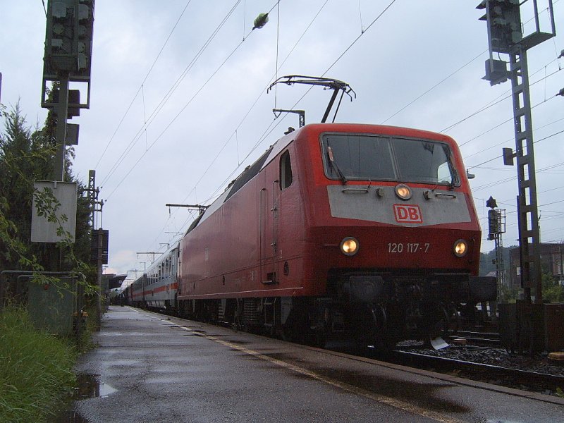 120 117-7 stand am 21.06.07 mit IC 2064 von Nrnberg HBF nach Karlsruhe HBF auf Gleis 1 des Aalener Bahnhofs.