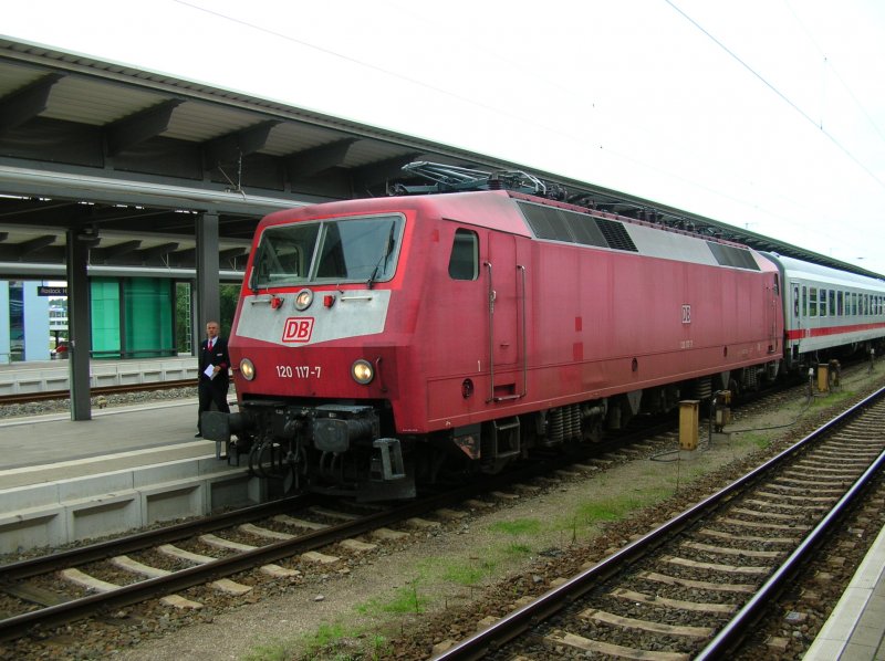 120 117-7 vor dem sonnt�glichen IC Stralsund-K�ln am 12.08.2007 im Rostocker Hauptbahnhof