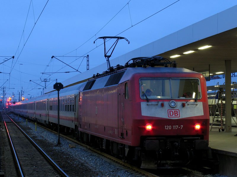 120 117 ist mit Intercitywagen auf Gleis 7 in Hamburg-Altona angekommen; 16.01.2009
