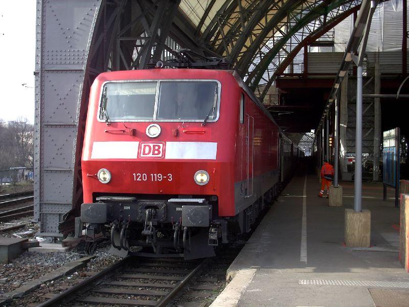 120 119-3 am 08.02.05 in Dresden Hbf.