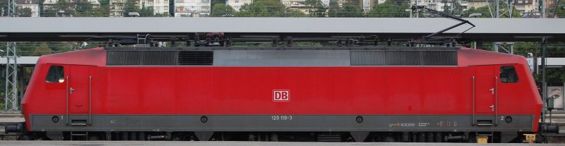 120 119-3 (Ex-Micky-Maus) stand am 05.09.07 solo im Stuttgarter HBF. Wenn man das Foto genauer betrachtet, fllt einem auf, dass Fhrerstand 2 irgendwie krzer als Fst. 1 ist.