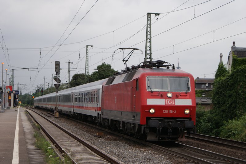 120 119-3 mit dem IC 430 nach Luxembourg in Dsseldorf Oberbilk am 19.06.2008