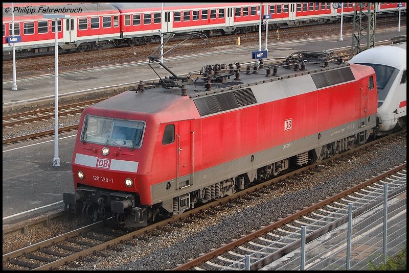 120 120-1 fhrt am 06.10.06 als Steuerwagenersatz fr IC 2161 in den Aalener Bahnhof ein.