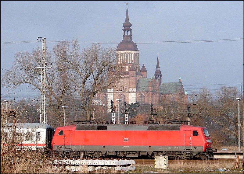 120 120-1 im Hbf Stralsund. (im Hintergrund die Basilika St.Marien, am 04.03.07)