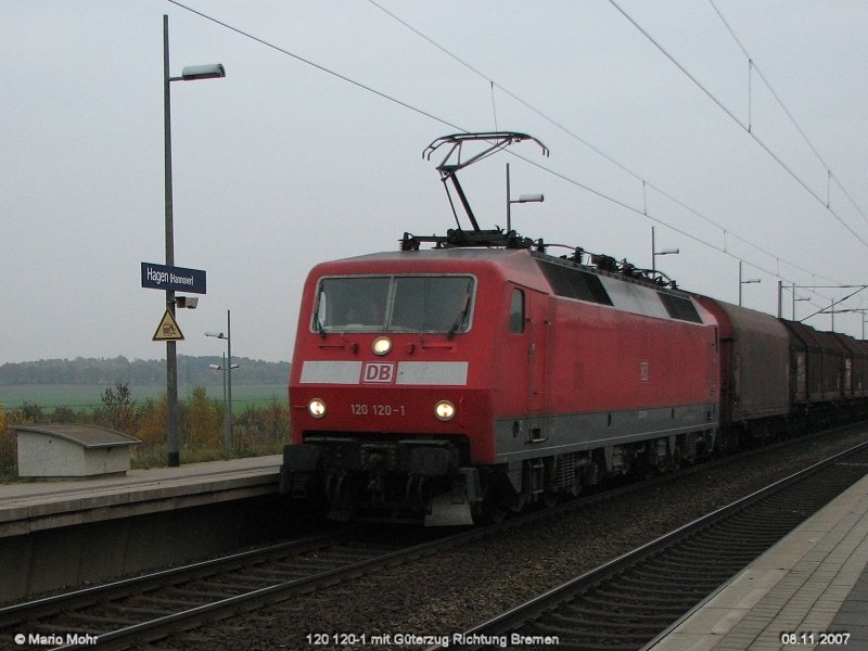 120 120-1 passiert gerade mit einem Gterzug Hagen (bei Hannover).