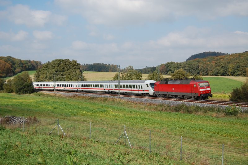 120 120-1 war am 06.10.07 Steuerwagenersatz am IC 2068 von Nrnberg HBF nach Karlsruhe HBF, hier bei Aalen-Essingen aufgenommen.