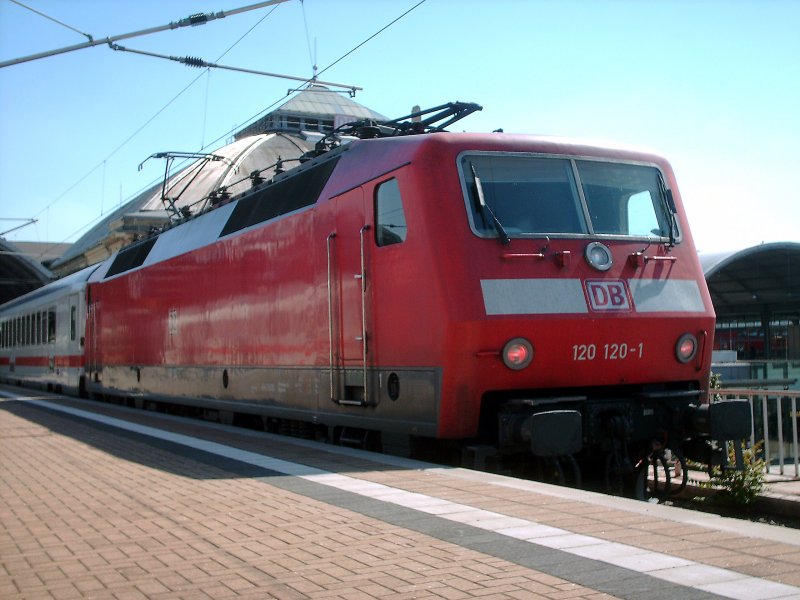 120 120-1 zog den IC 2810 (Ersatzzug) von Leipzig Hbf nach Halle(Saale)Hbf.