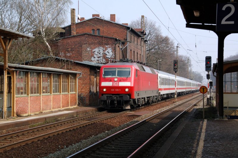 120 120 bespannt am 04.04.09 einen IC von Leipzig nach Nrnberg, fotogrfaiert in Leipzig-Leutzsch.