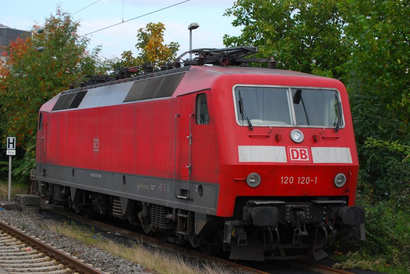 120 120 steht in Neumnster und wartet auf die Rckfahrt mit PBZ 2405 nach Hamburg Eidelstedt.
7.10.2008