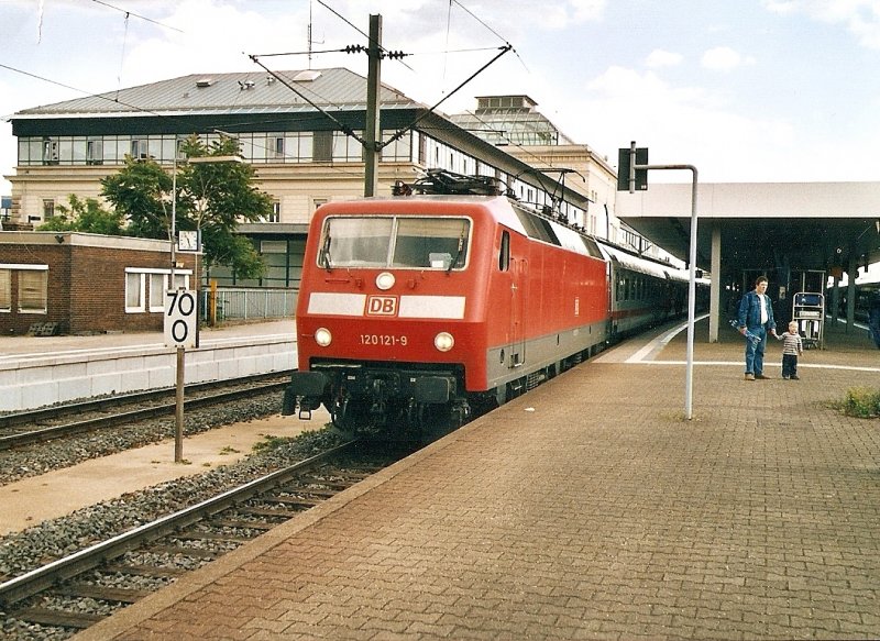 120 121-9 steht mit IC Richtung Norden im Mannheimer Hbf. Juni 2004 (eingescanntes Foto)