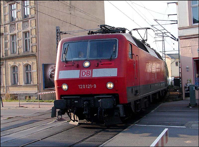 120 121-9 (vor dem IC1937 aus Hamburg Altona)auf dem B vor dem Hbf Stralsund.  (am 13.10.06)