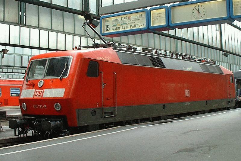 120 121 am 10.09.2002 mit IC 119 von M�nster in Stuttgart Hbf. In zwei Minuten f�hrt der Zug mit einer anderen Lok (kein Steuerwagen) weiter nach M�nchen, dort wird er geteilt, nach Garmisch-Patenkirchen und Berchtesgaden.