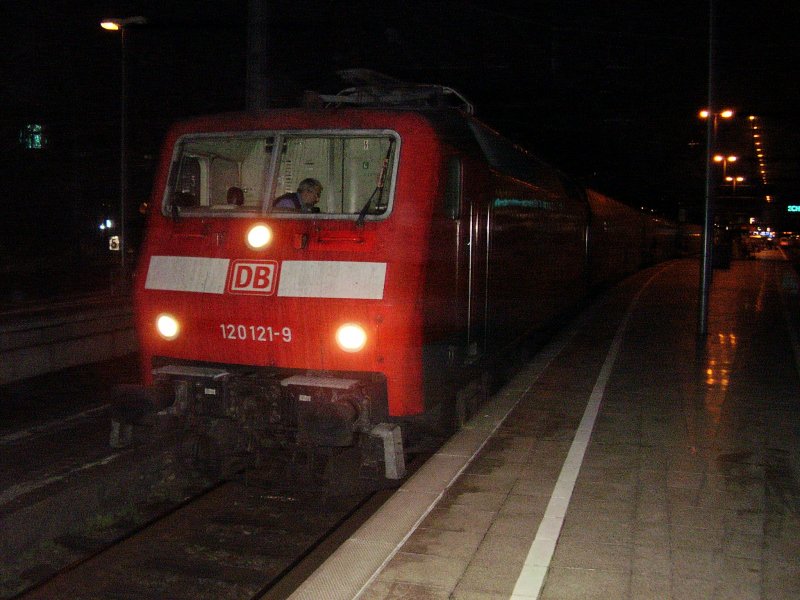 120 121 steht hier am Abend des 29.09.06 im Klner Hbf mit einem InterCity richtung Bonn. Aufnahme von Gleis 6-7.