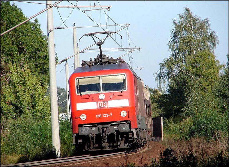 120 122-7 vor dem AZ1436 nach Dortmund. (Stralsund am 23.09.06) 