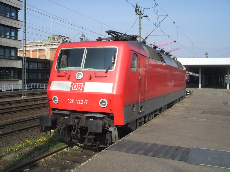 120 122 am 26.4.2008 abgeb�gelt im Hbf Hannover
