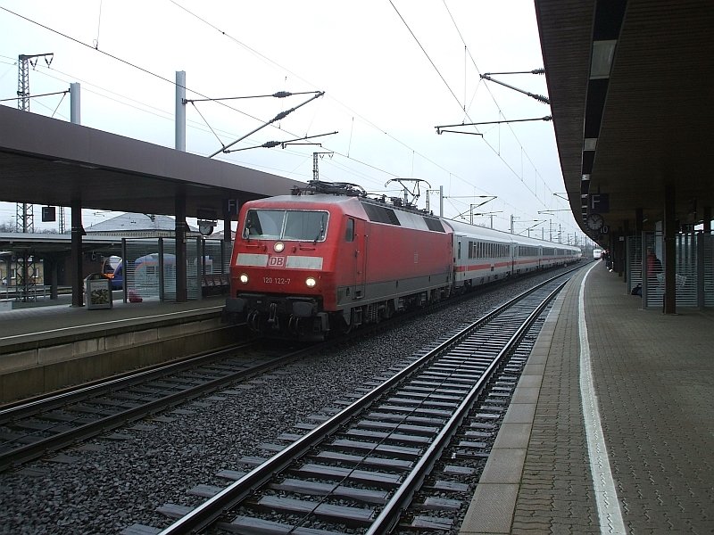 120 122 mit einem Ersatz-IC am 14.3.2008 in G�ttingen