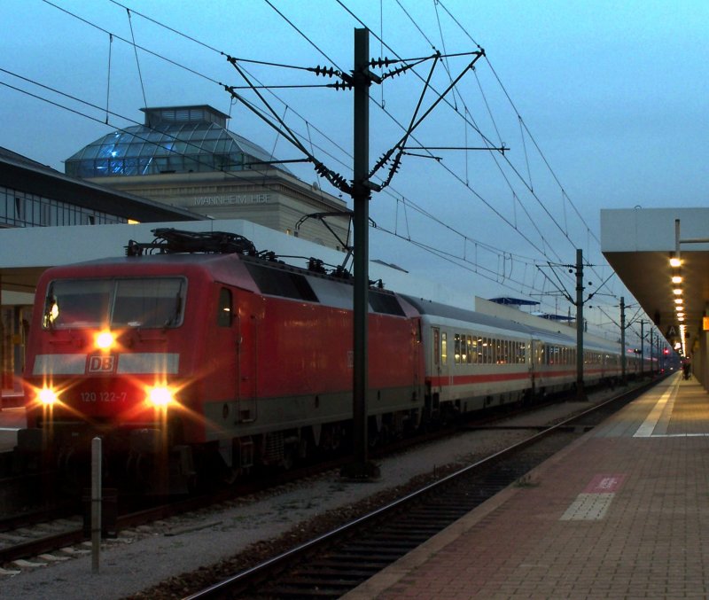 120 122 mit IC 2820 am 23.01.08 in Mannheim HBF. Schublok des Zuges war 120 151  ZDF-Express .