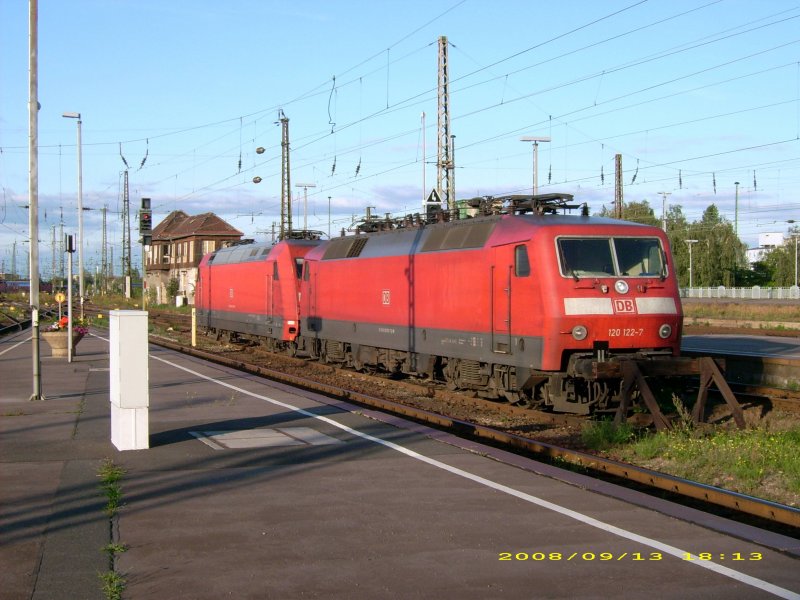 120 122 steht zusammen mit einer BR 101 vor dem Leipziger Hbf abgestellt; wahrscheinlich als Reserve. Fotografiert am 13.09.08.