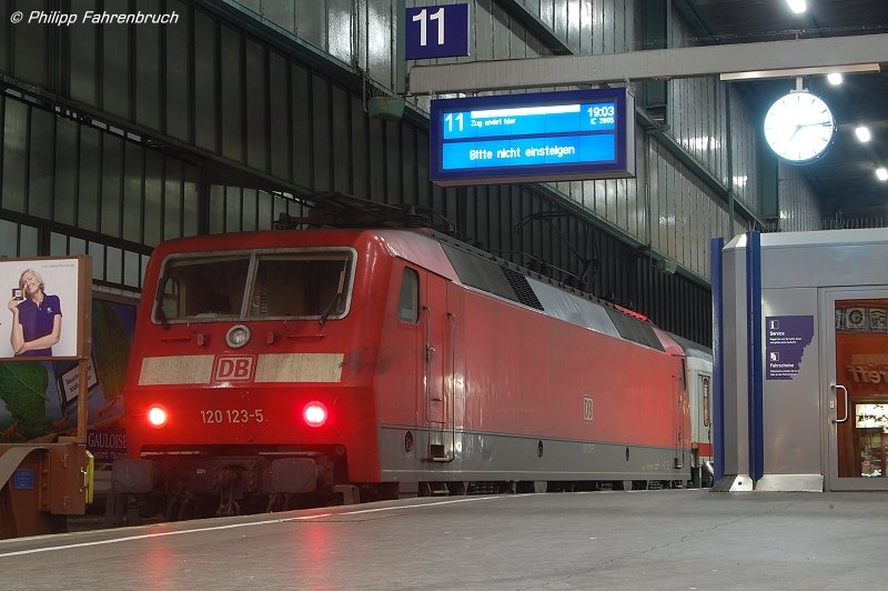120 123-5 kam am 27.12.07 mit IC 2805 im Stuttgarter Hbf an. Der Zug endete dort. Zum Zeitpunkt des Bildes ist sie kurz davor, ihre Ersatzgarnitur aufs Abstellgleis zu schieben.