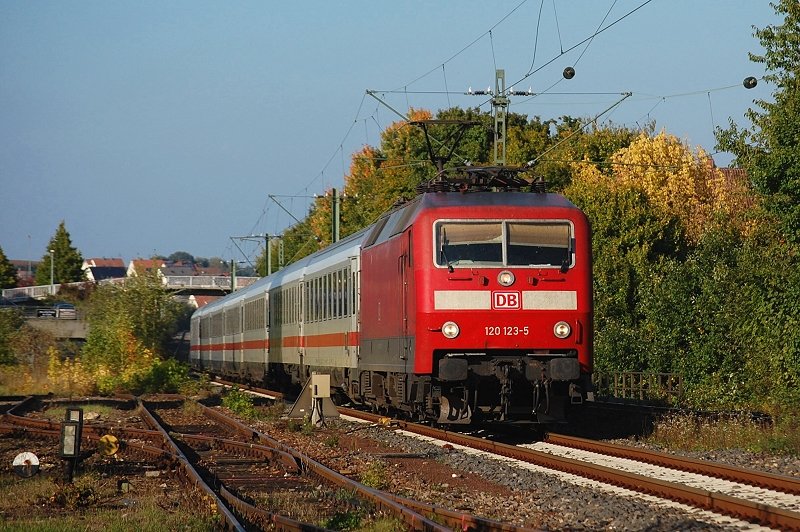 120 123 bef�rdert am Nachmittag des 28.09.08 IC 2064 von N�rnberg Hbf nach Karlsruhe Hbf, hier bei der Durchfahrt von Wasseralfingen, kurz vor dem n�chsten Halt des Zuges, dem Aalener Bahnhof.