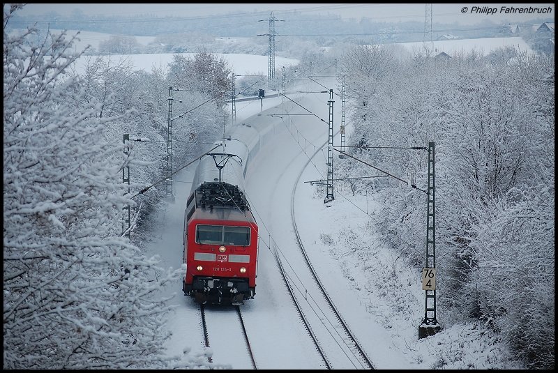 120 124-3 bef�rdert am 23.03.08 IC 2068 von N�rnberg Hbf nach Karlsruhe Hbf, aufgenommen am Km 76,6 der Remsbahn (KBS 786) bei Aalen-Hofen.