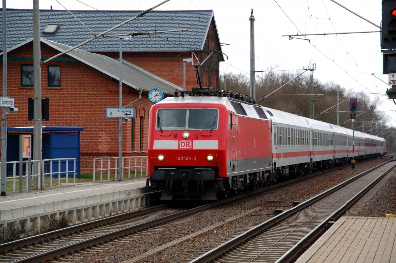 120 124 fhrt am 22.03.09 einen Sandwich-IC durch Burgkemnitz Richtung Berlin.